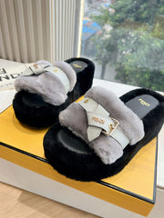 THICK-SOLDED SLIPPER IN PALE GRAY MIX BLACK LAMB FUR