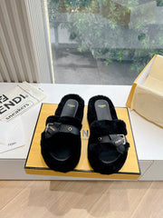 THICK-SOLDED SLIPPER IN BLACK LAMB FUR