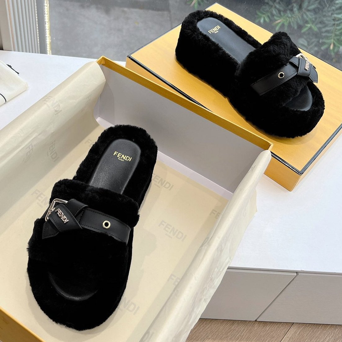 THICK-SOLDED SLIPPER IN BLACK LAMB FUR