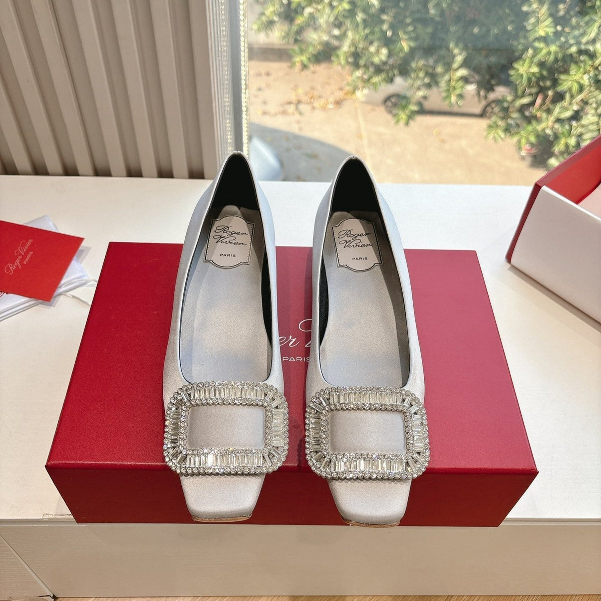 BELLE VIVIER BALLERINAS IN PLATINUM SILK