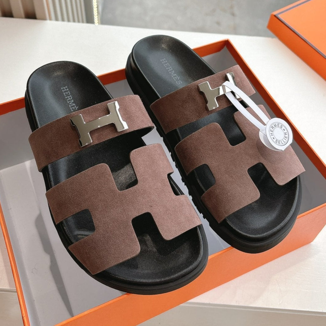 CHYPRE SANDAL IN MEDIUM BROWN SUEDE