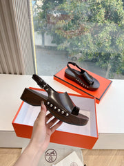 FLAT SANDAL IN BRUNETTE BROWN CALFSKIN