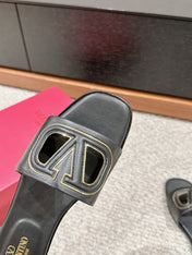 VLOGO CUT-OUT BLACK CALFSKIN SLIDE SANDAL