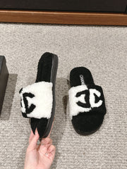 CC SLIPPERS IN BLACK MIX WHITE FLEECE