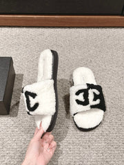 CC SLIPPERS IN WHITE MIX BLACK FLEECE
