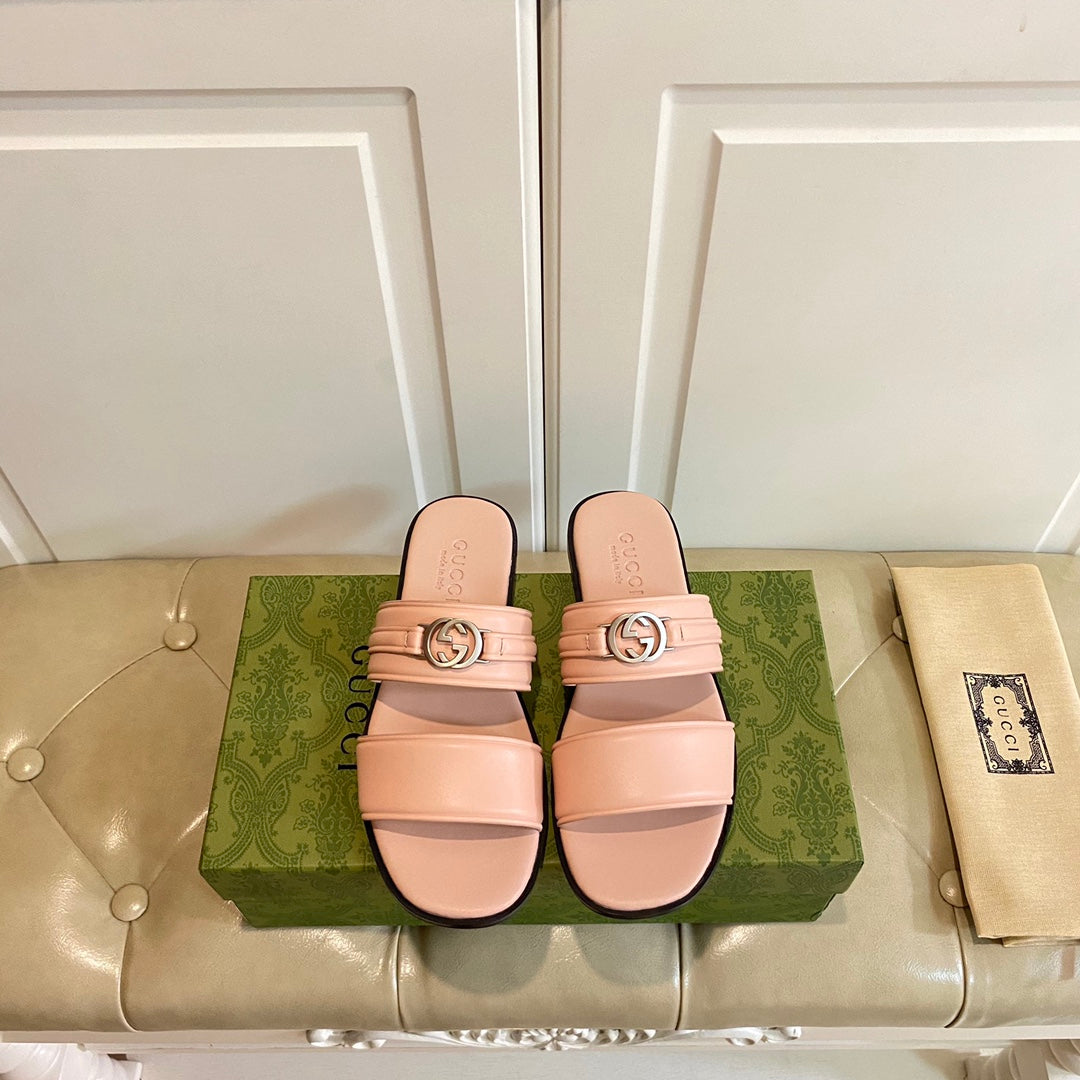 GG SANDAL WITH ROUND INTERLOCKING G IN LIGHT PINK CALFSKIN