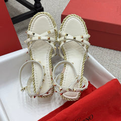 VLTN HIGH WEDGE STUDDED SANDALS 25S 100 MM IN CREAM WHITE CALFSKIN