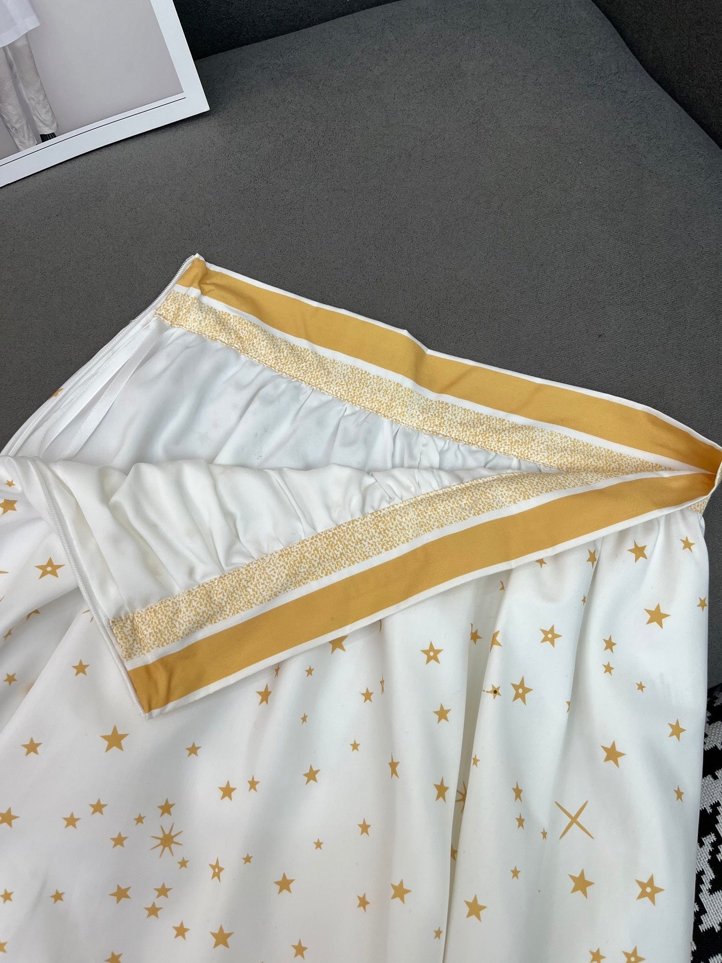 WHITE FLARED SKIRT WITH PRINT