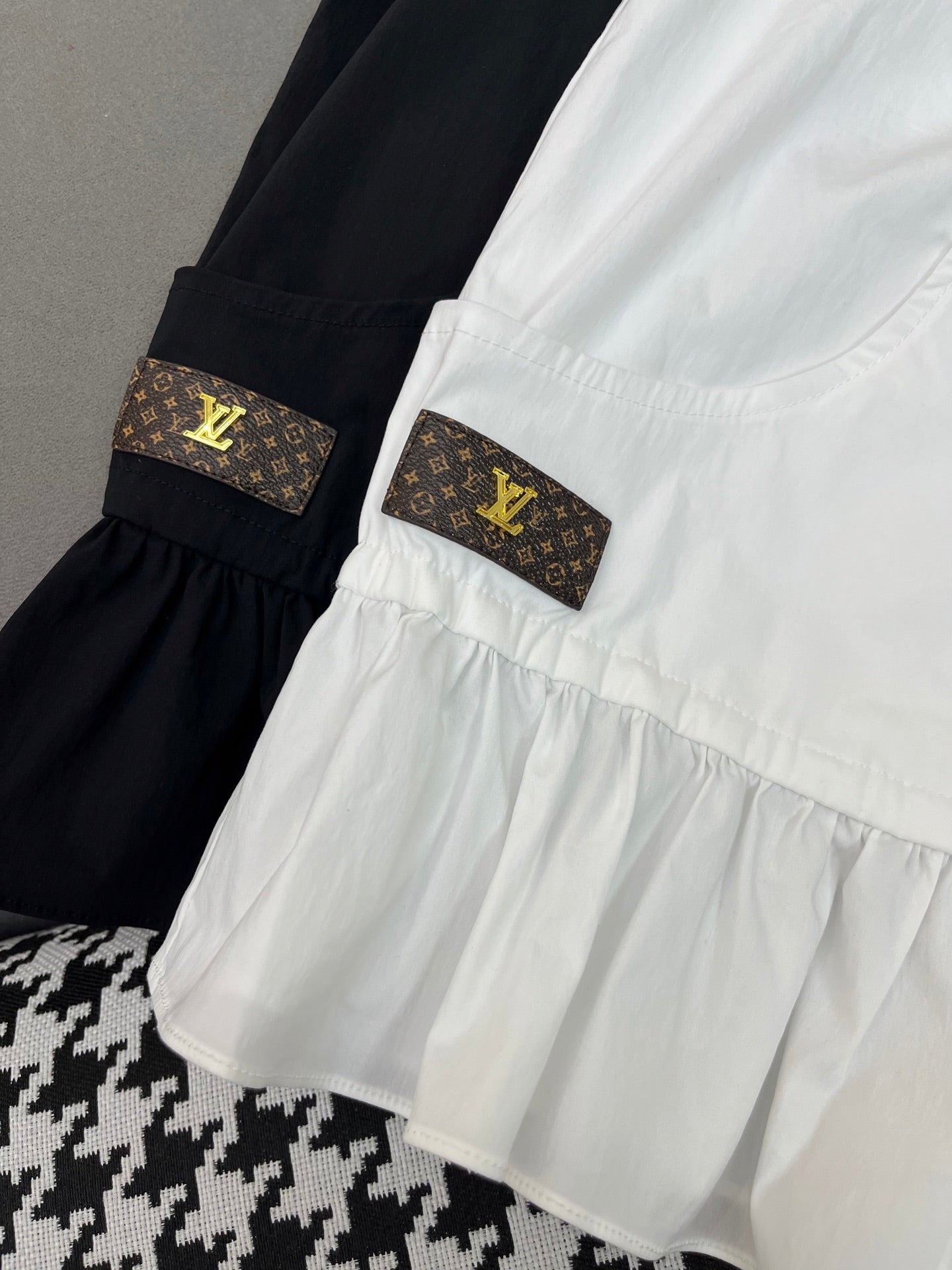 HIGH-NECK SLEEVELESS TOP WITH ZIP CLOSURE