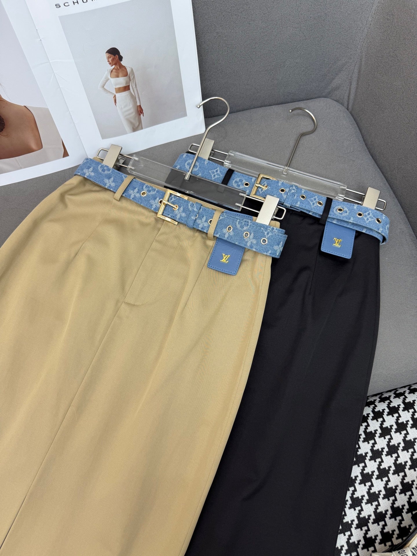 FRONT-SLIT SKIRT WITH LOGO BELT