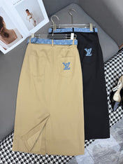 FRONT-SLIT SKIRT WITH LOGO BELT