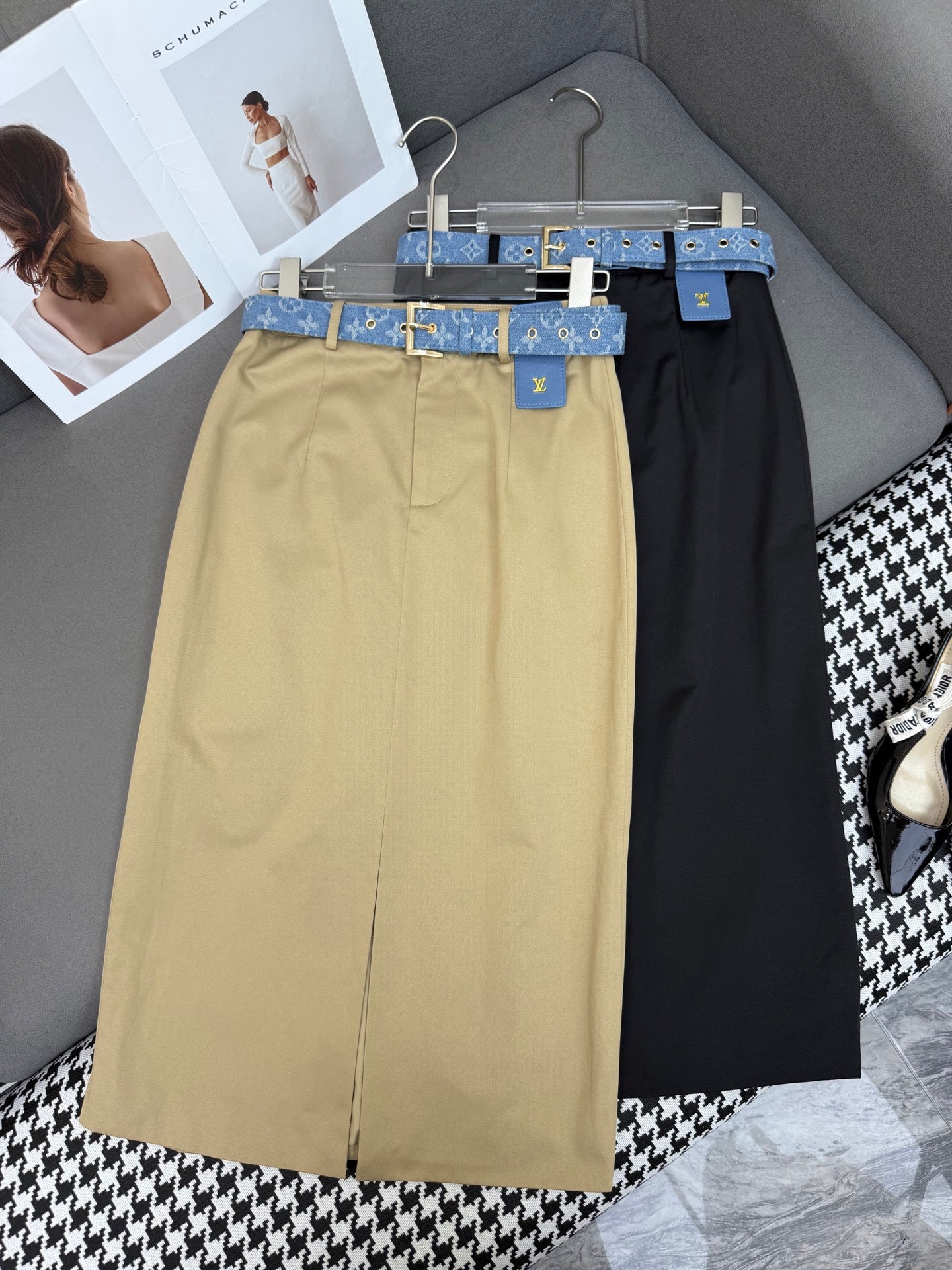 FRONT-SLIT SKIRT WITH LOGO BELT