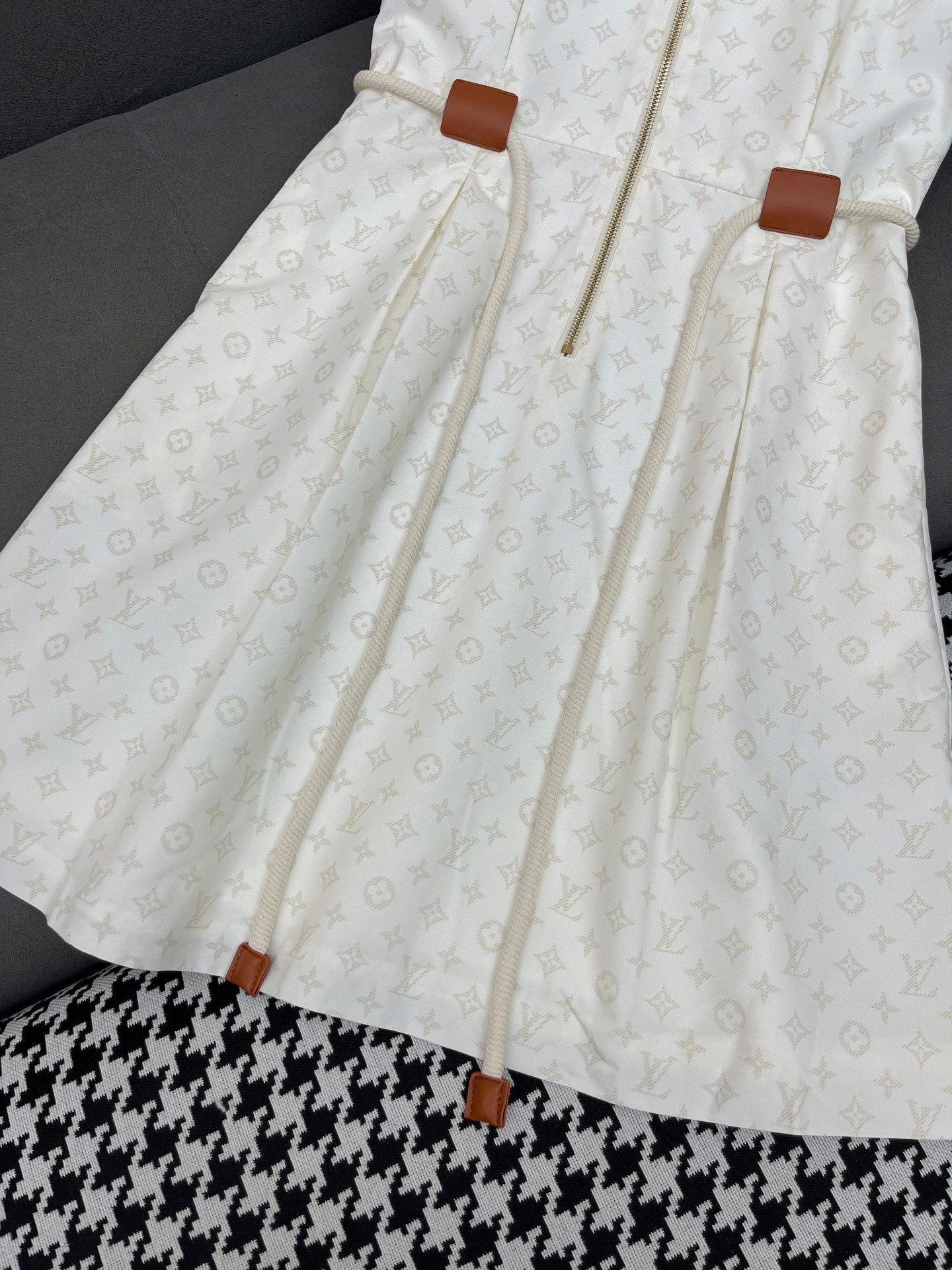 LV FRONT ZIP SLEEVELESS DRESS 25S IN POLYESTER 266640