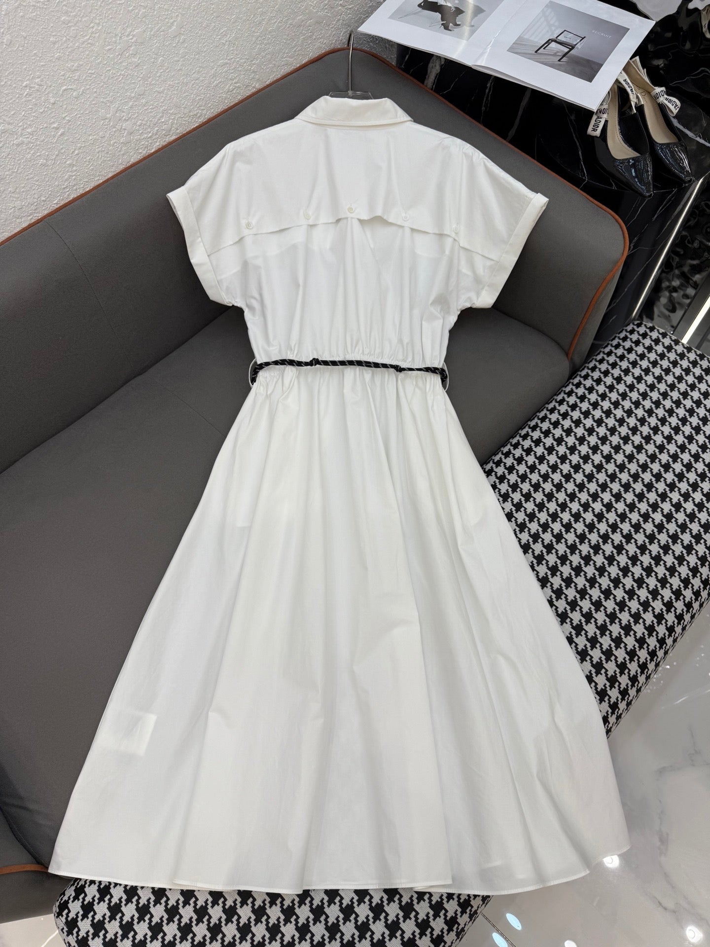 MM LONG DRESS IN WHITE TEXTURED FABRIC WITH BELT