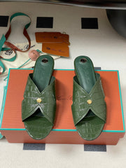 FLAT SLIPPERS IN MOSS GREEN CALFSKIN SNAKE EMBOSSING