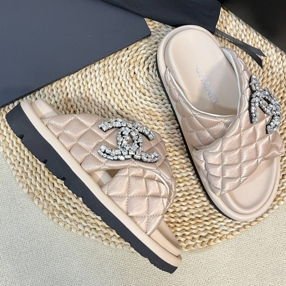 Women's slippers with two crossed straps sheepskins beige cream