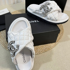 Women's slippers with two crossed straps sheepskins white