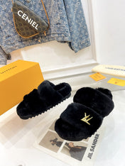 HALF MULE SLIPPERS IN BLACK FLEECE FEATURING METALLIC LOGO