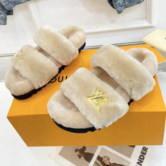 HALF MULE SLIPPERS IN CAMEL BEIGE FLEECE FEATURING METALLIC LOGO