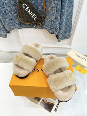 HALF MULE SLIPPERS IN CAMEL BEIGE FLEECE FEATURING METALLIC LOGO