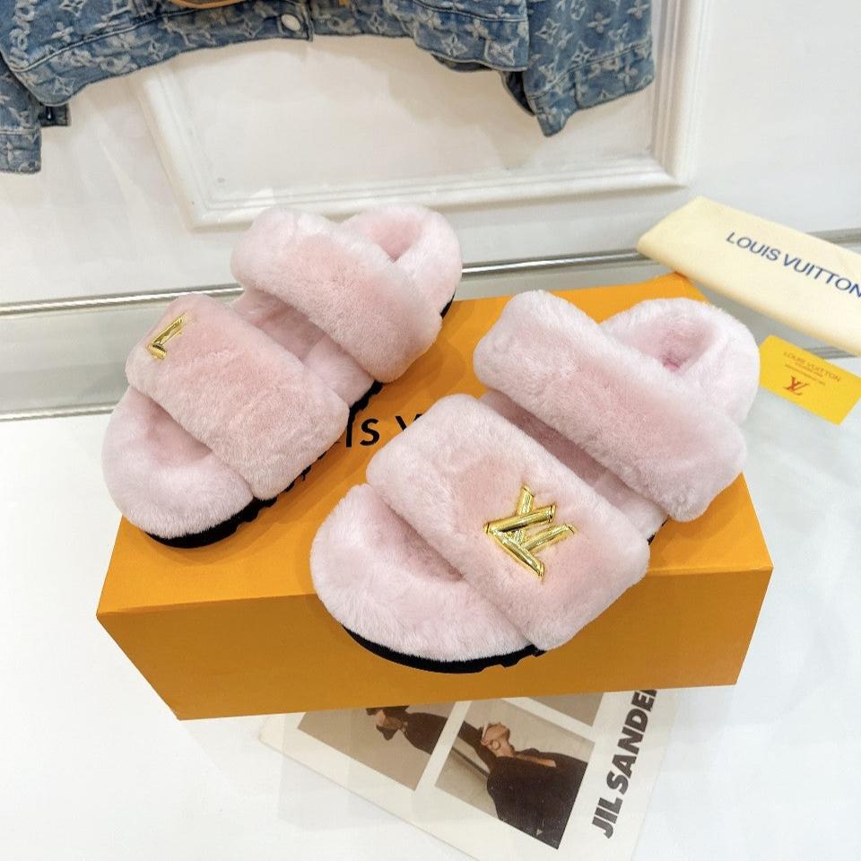 HALF MULE SLIPPERS IN LIGHT PINK FLEECE FEATURING METALLIC LOGO