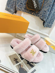 HALF MULE SLIPPERS IN LIGHT PINK FLEECE FEATURING METALLIC LOGO