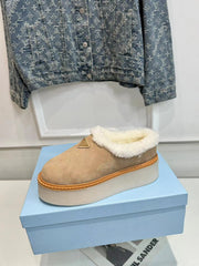 TRIANGLE LOGO MULES IN BEIGE SUEDE AND SHEARLING LINING