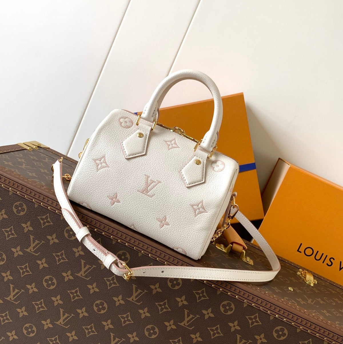 SPEEDY BANDOULIÈRE 21 IN WHITE AND PINK MONOGRAM CANVAS