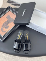 HIGH HEELS IN BLACK GLOSSY LEATHER