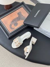 MULE SLIDE SANDALS IN WHITE LAMBSKIN WITH LOGO STICKER DETAIL