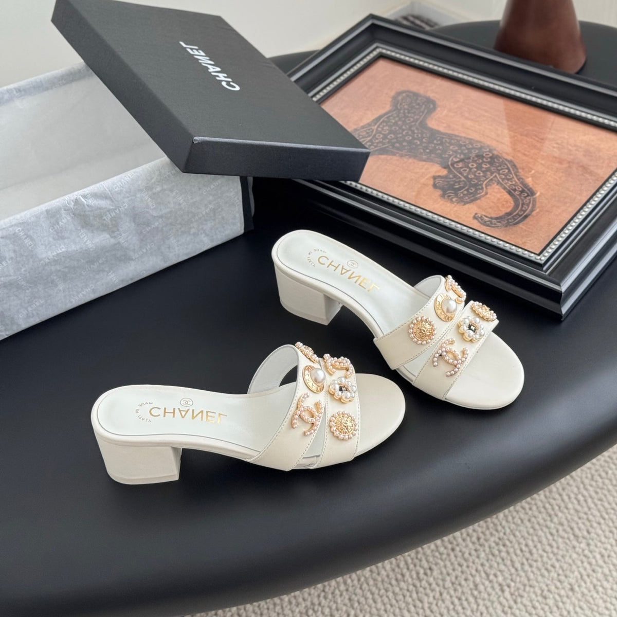 MULE SLIDE SANDALS IN WHITE LAMBSKIN WITH LOGO STICKER DETAIL