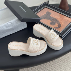 WEDGE HEELS IN HIGHT BEIGE CALFSKIN MIX CHAIN BASE