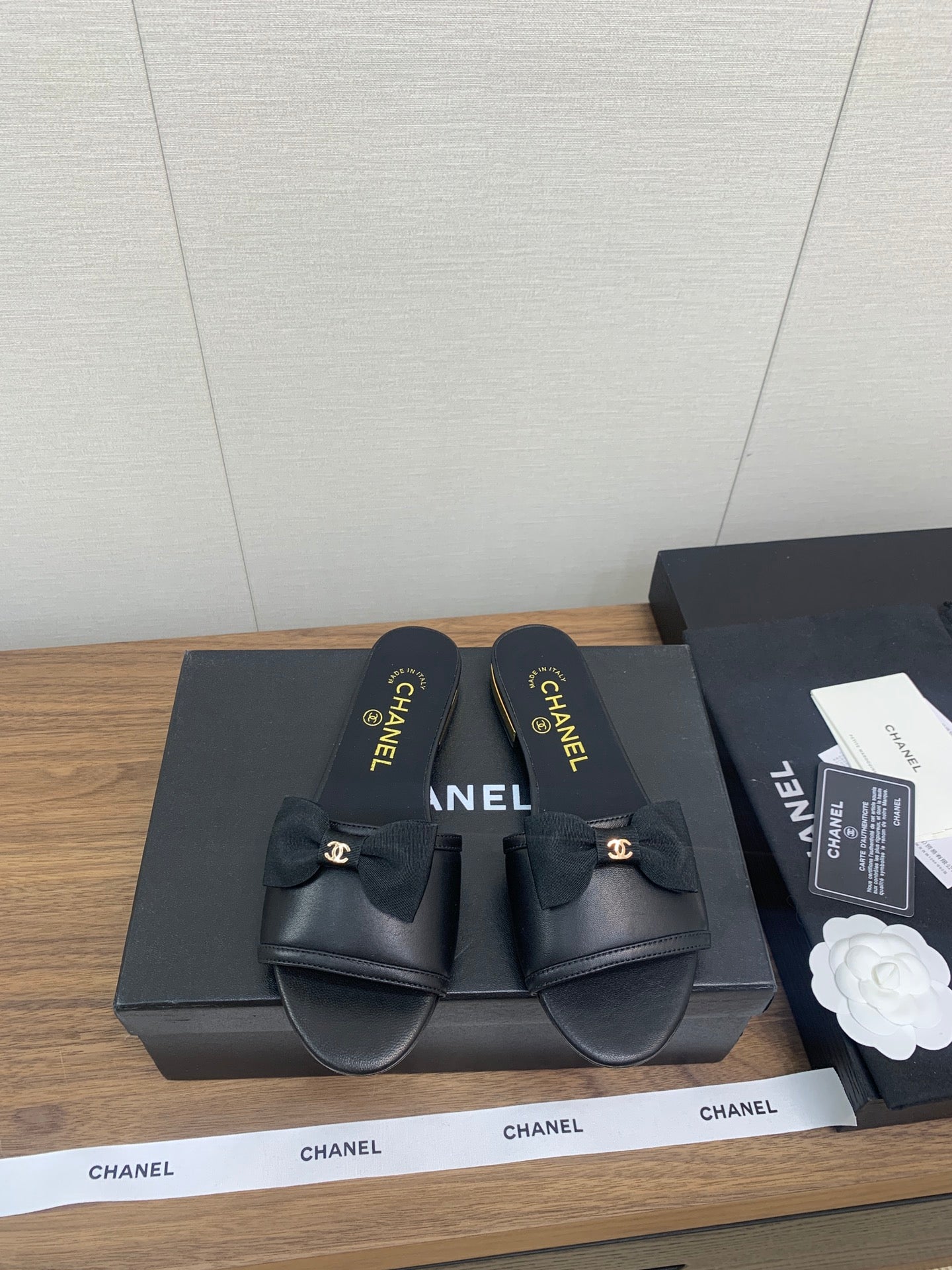 BOW SLIPPERS IN BLACK LAMBSKIN