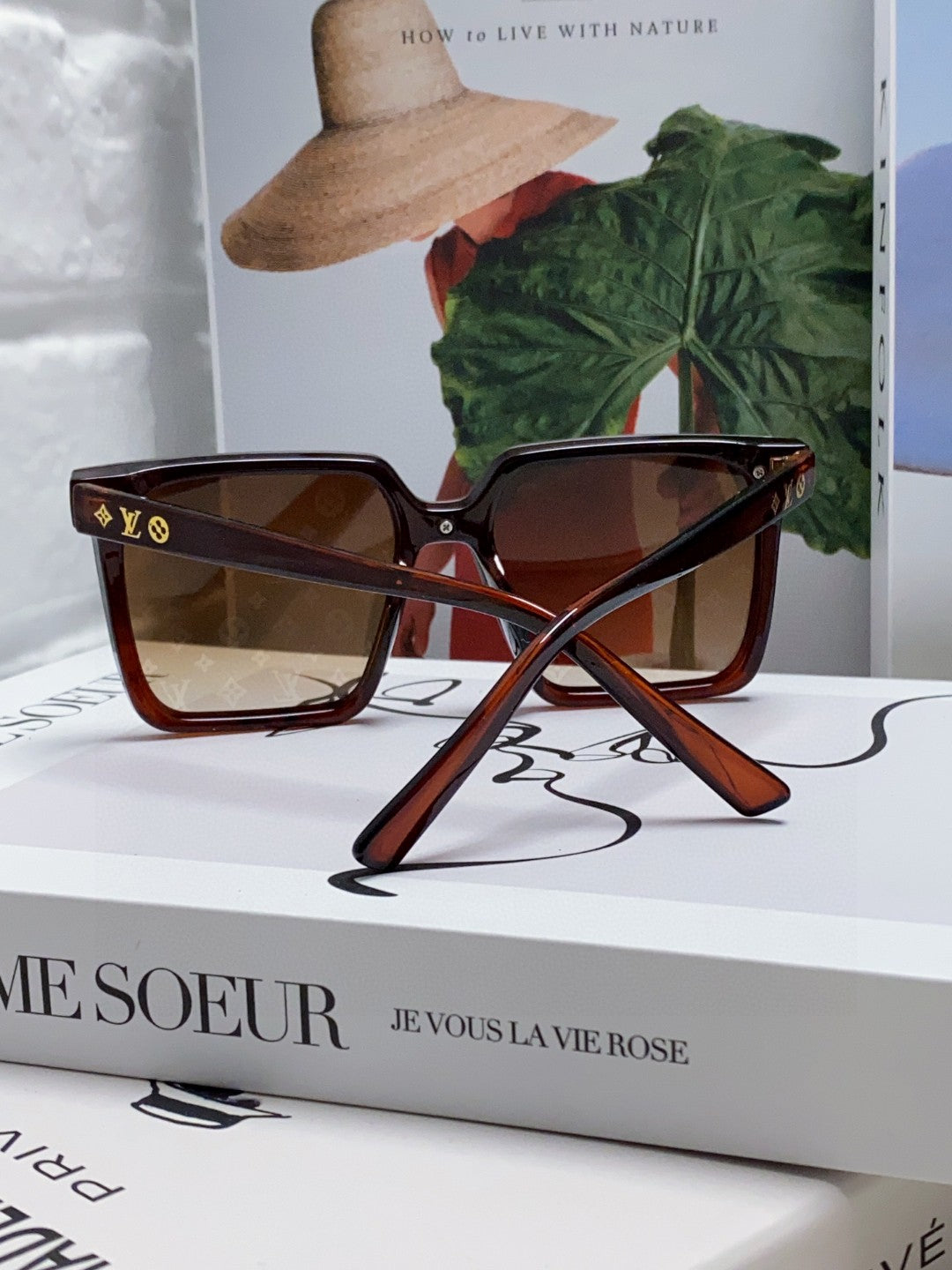 SQUARE SUNGLASS 581367 IN BROWN ACETATE MONOGRAM MASK ON LENS