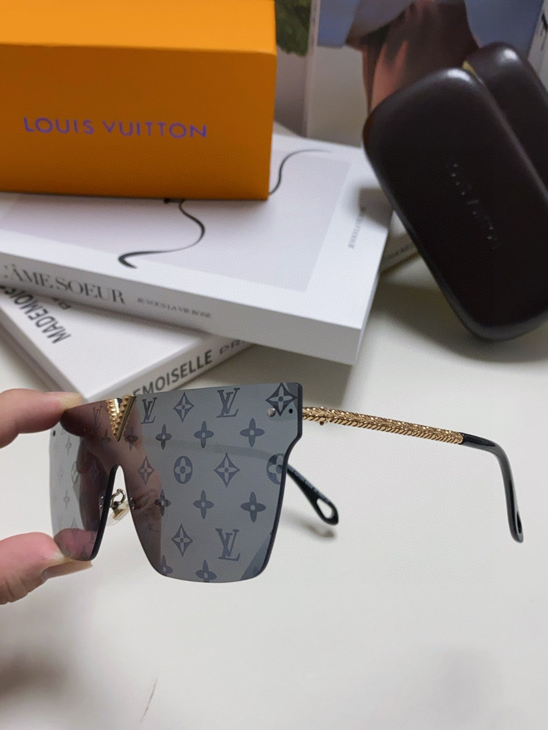 SQUARE SUNGLASS 581371 IN GOLD METAL MONOGRAM ON LENS