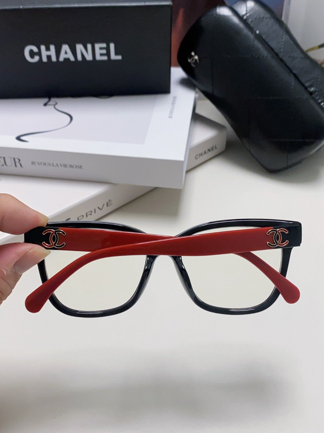 SQUARE SUNGLASSES 632889 IN BLACK AND RED ACETATE