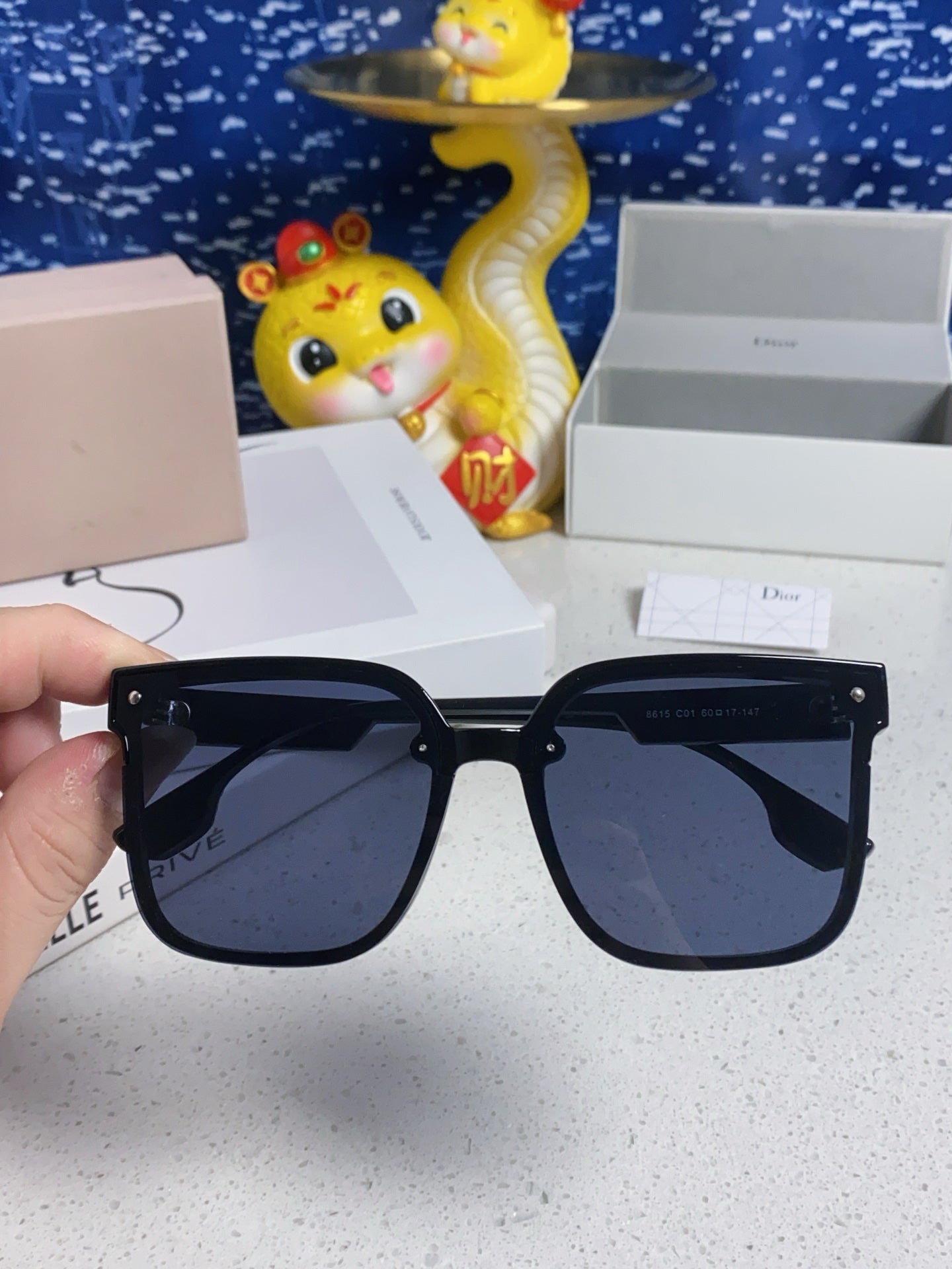 MONTAIGNE SUNGLASS 560862 IN BLACK ACETATE