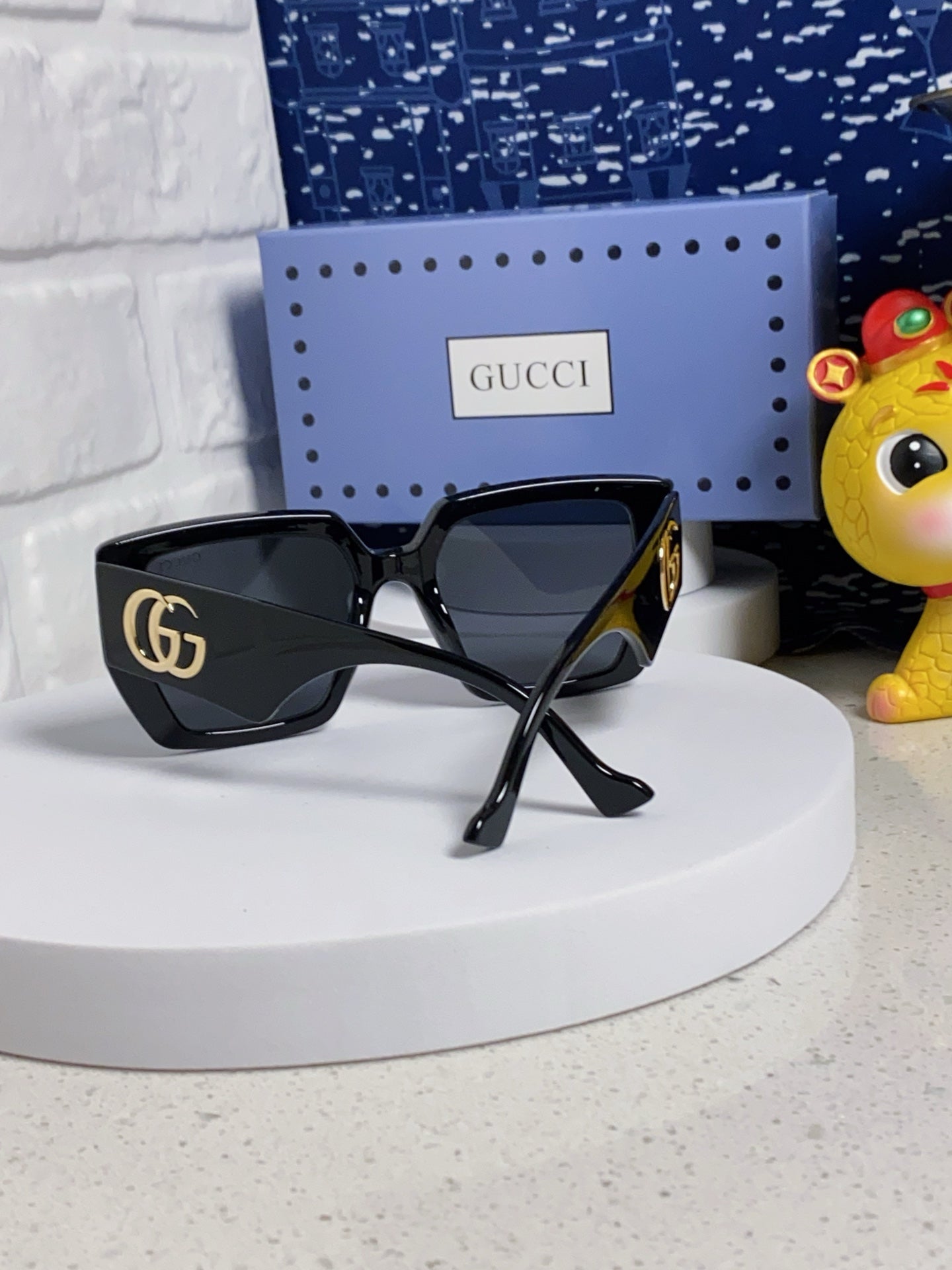 SQUARE FRAME SUNGLASSES 573303 IN ACETATE EMBOSSED LOGO