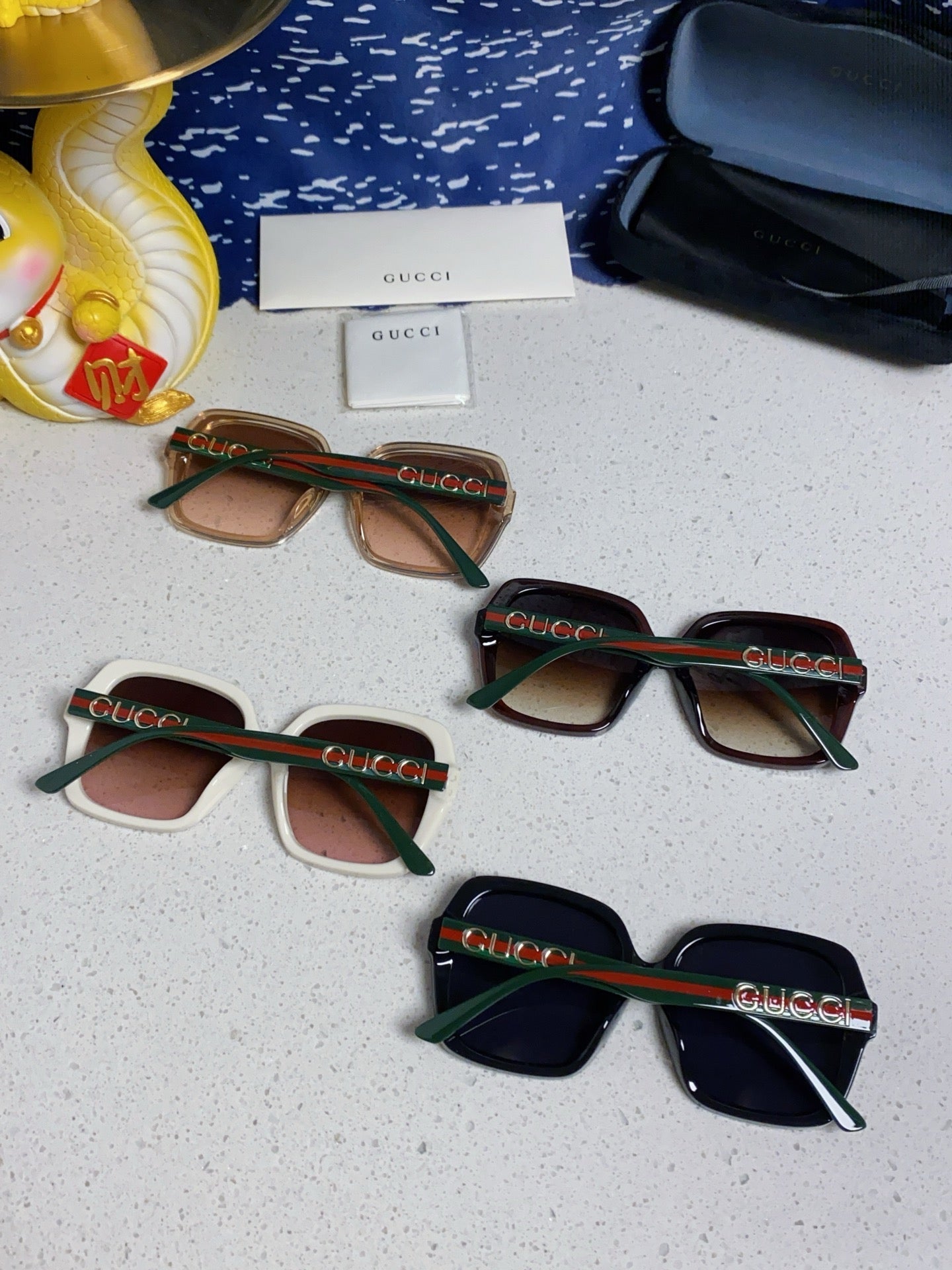 SQUARE FRAME SUNGLASSES 573309 IN ACETATE EMBOSSED LOGO