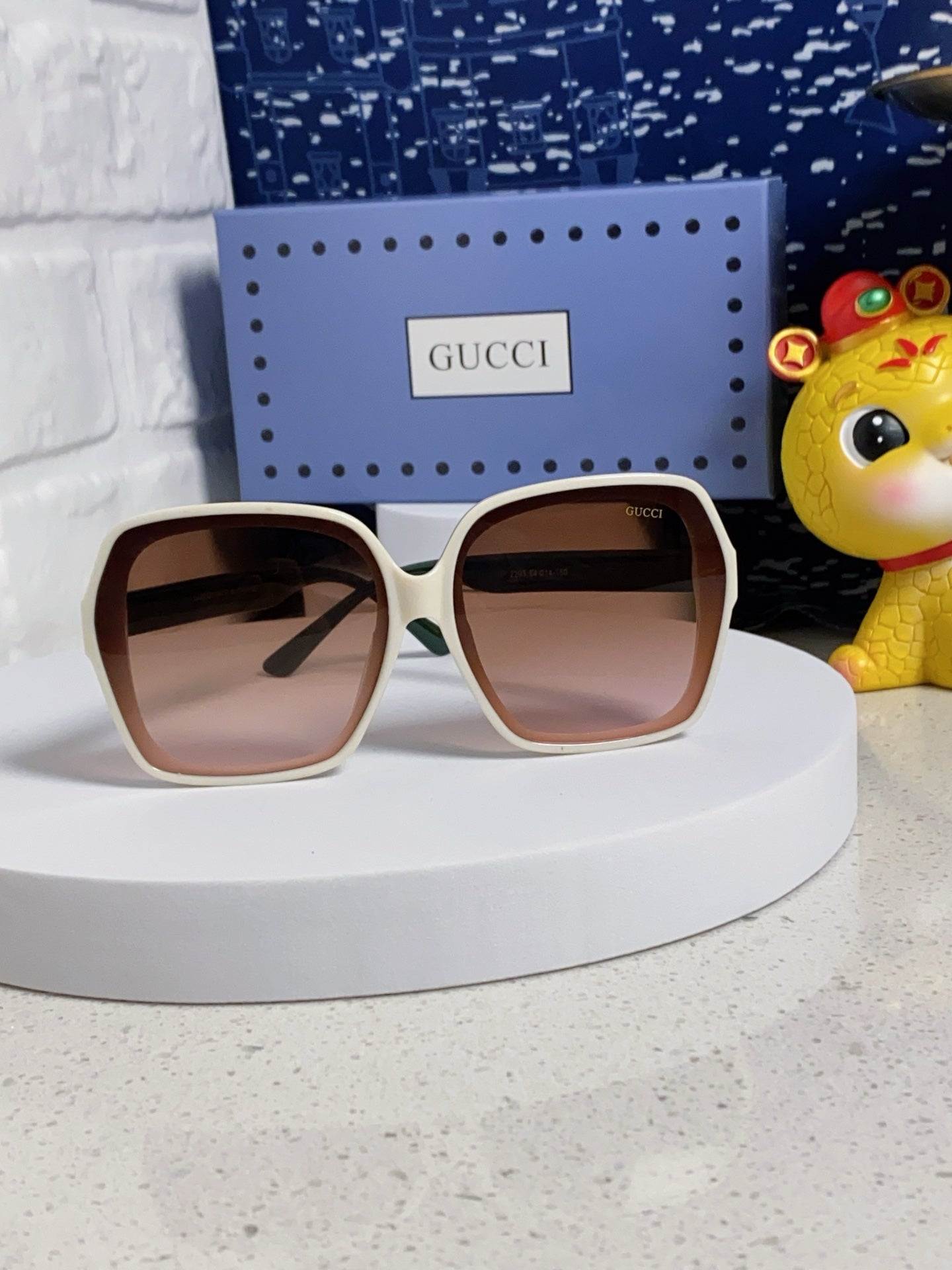 SQUARE FRAME SUNGLASSES 573309 IN ACETATE EMBOSSED LOGO