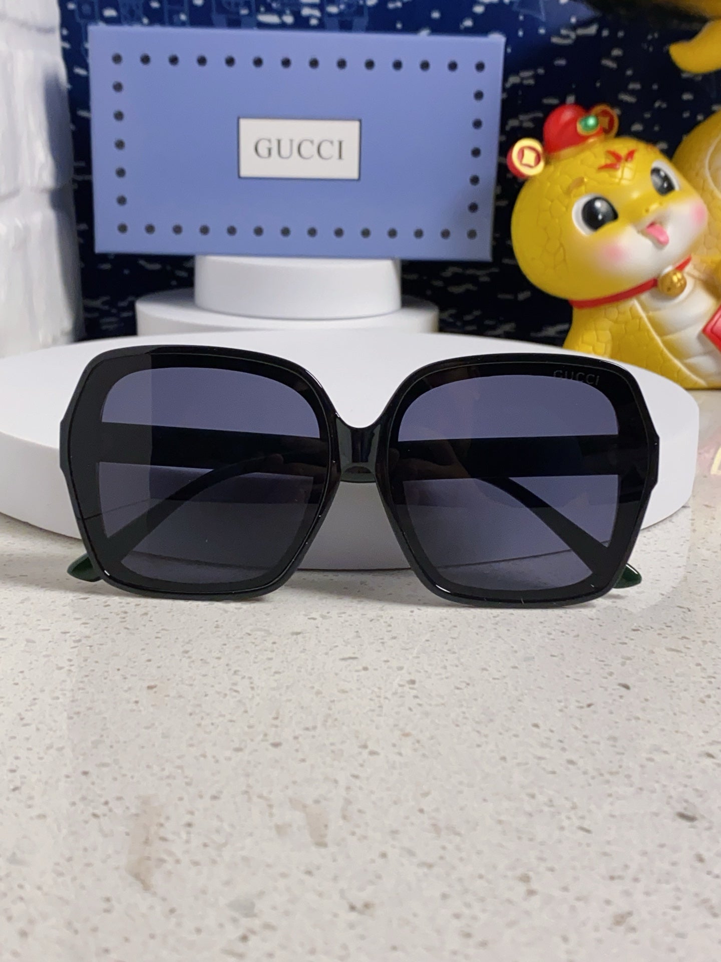 SQUARE FRAME SUNGLASSES 573309 IN ACETATE EMBOSSED LOGO