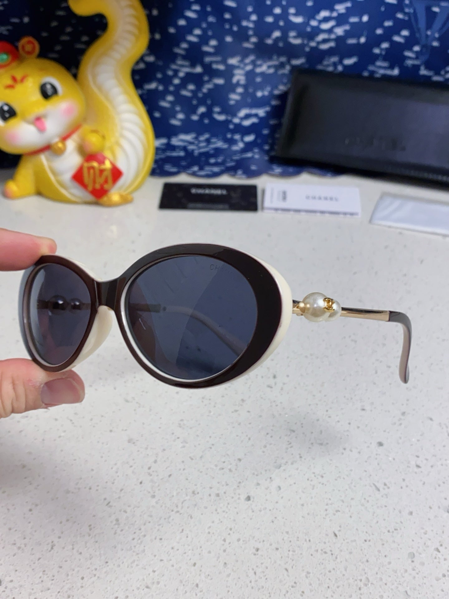 OVAL SUNGLASSES 640343 IN IVORY BROWN ACETATE METAL FRAME EMBOSSED PEARL