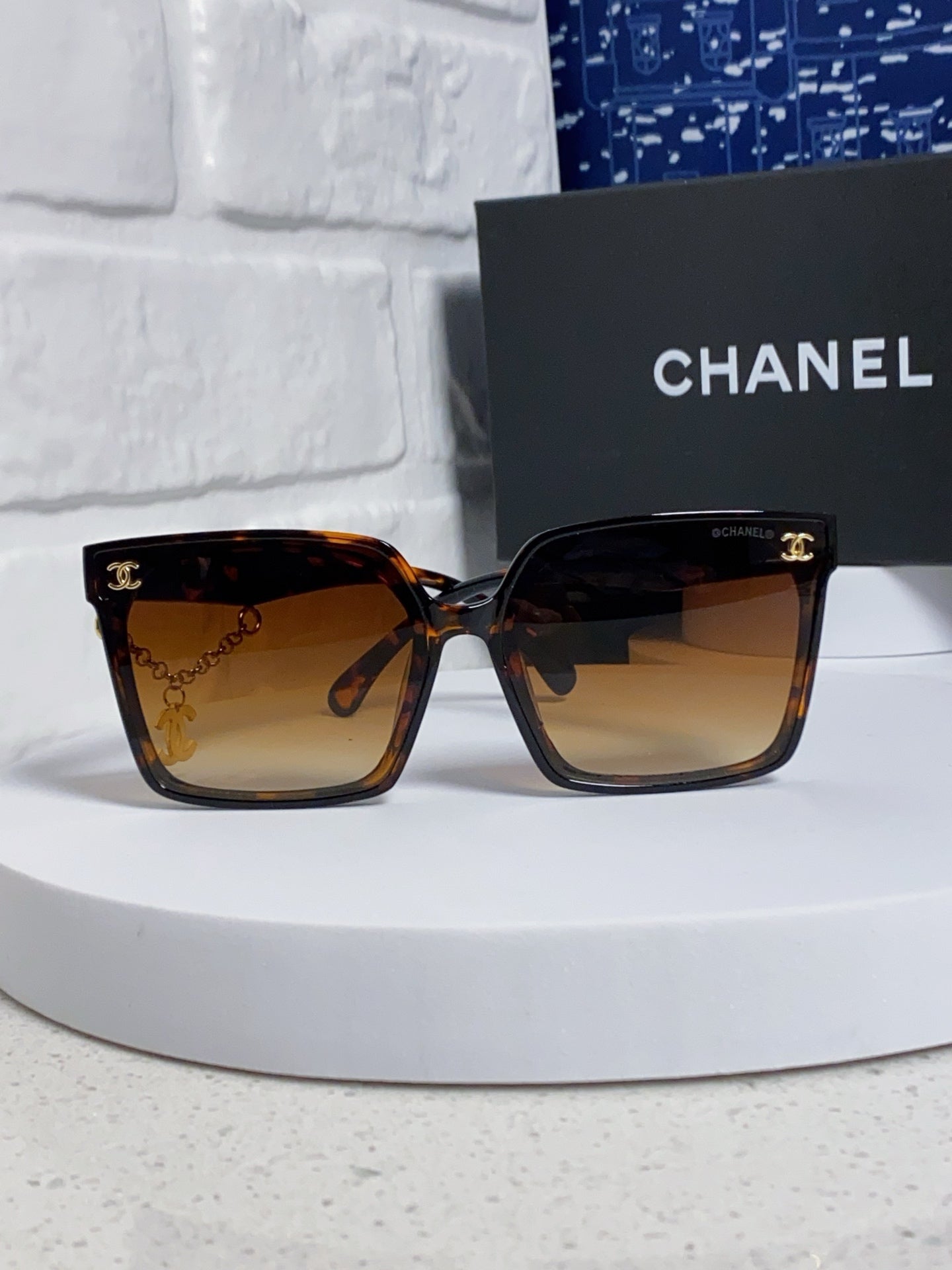 SQUARE SUNGLASSES 641809 IN HAVANA ACETATE GOLD CHAIN