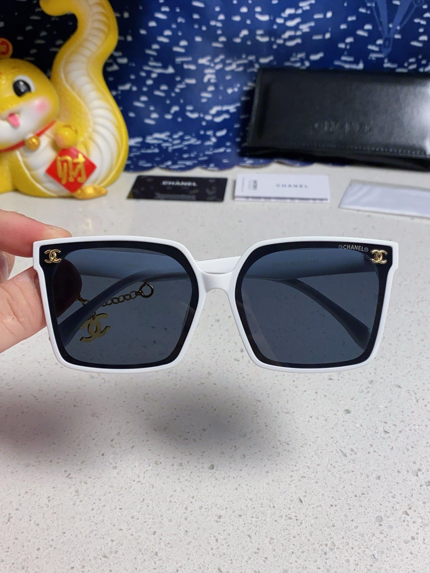 SQUARE SUNGLASSES 641811 IN WHITE ACETATE GOLD CHAIN