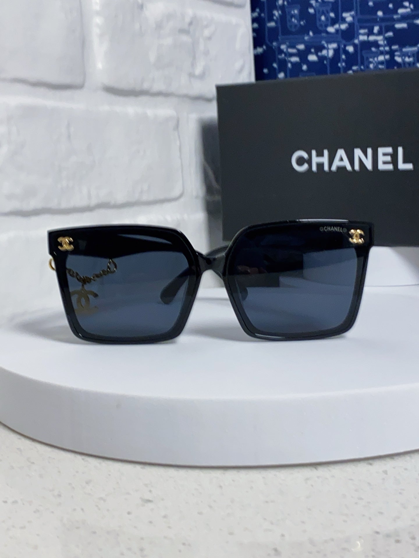 SQUARE SUNGLASSES 641812 IN BLACK ACETATE GOLD CHAIN