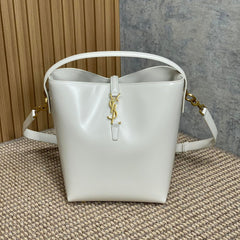 LE 37 MEDIUM BUCKET BAG 25 IN WHITE CALFSKIN GOLD HARDWARE