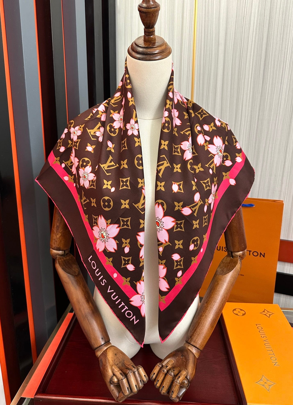 LV SCARF 90 CM IN SILK 723121