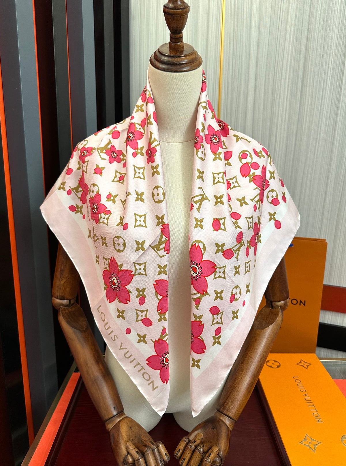 LV SCARF 90 CM IN SILK 723123