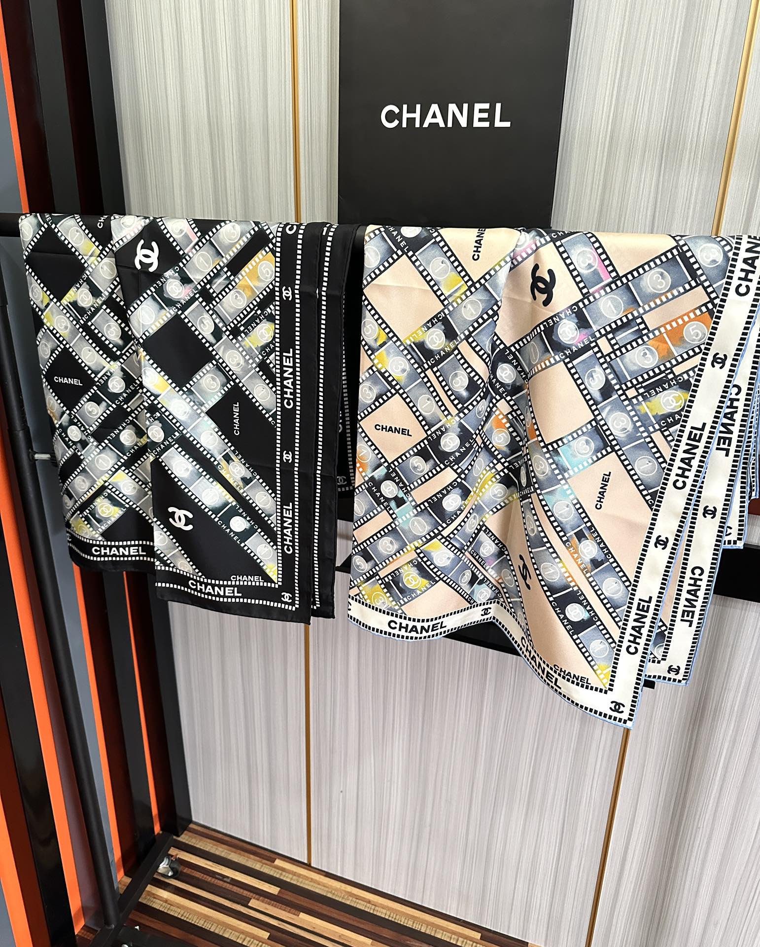 CHANEL 25S SCARF 90 IN SILK 727362