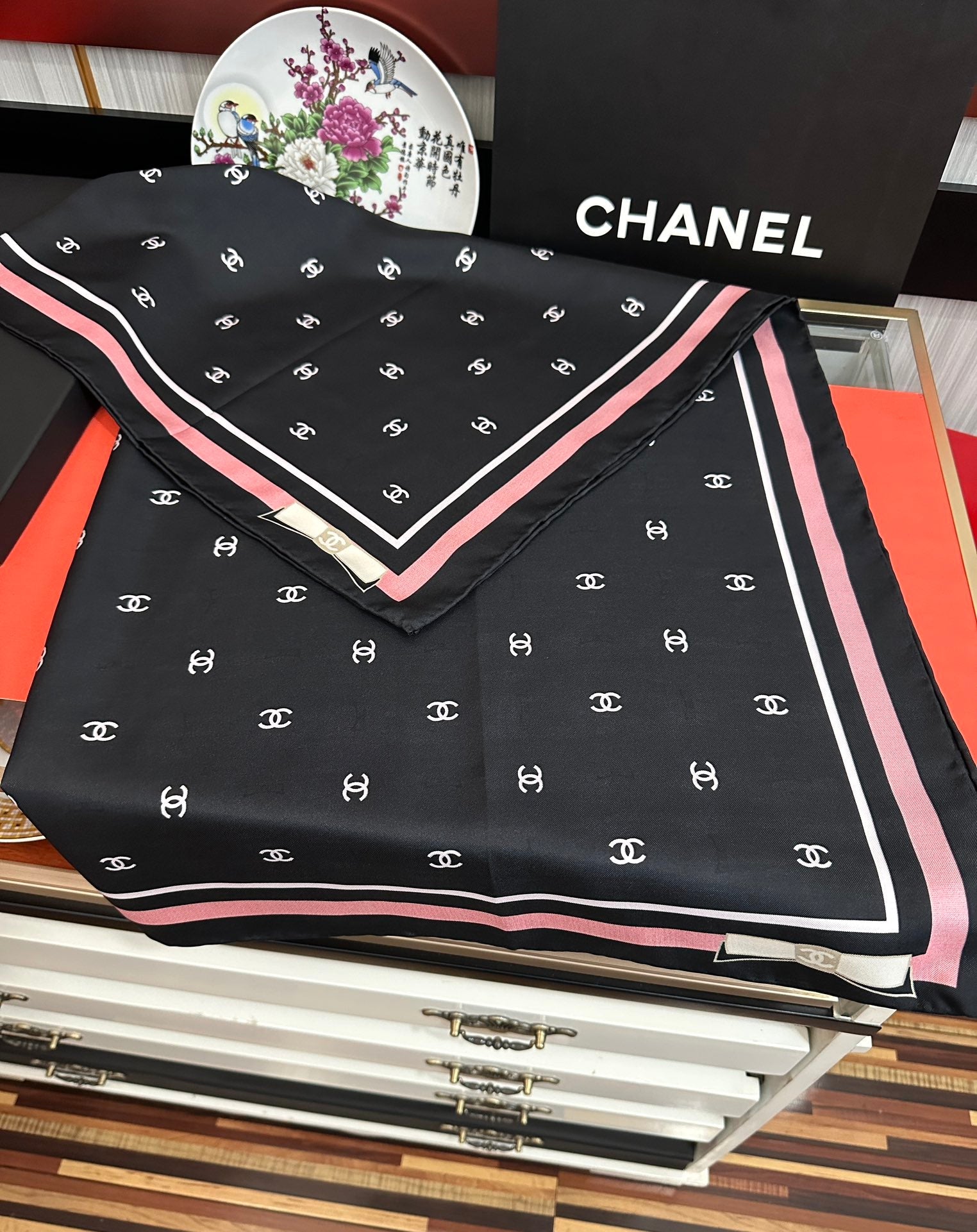 CHANEL 25S SCARF 90 IN SILK 730537